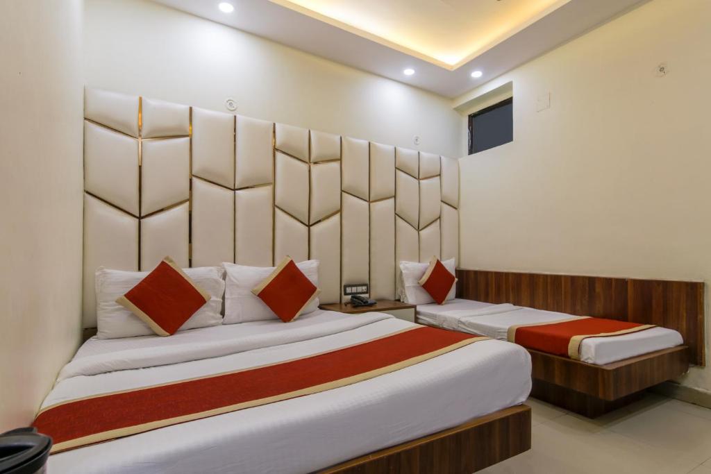 Postel nebo postele na pokoji v ubytování Star Palace by The Vivan Stay New Delhi Railway Station