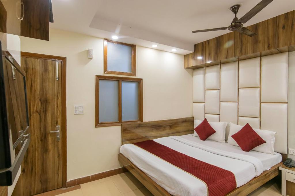 Postel nebo postele na pokoji v ubytování Star Palace by The Vivan Stay New Delhi Railway Station