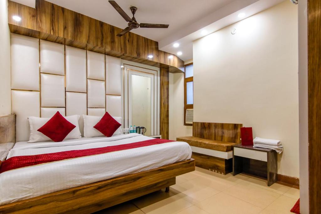 Postel nebo postele na pokoji v ubytování Star Palace by The Vivan Stay New Delhi Railway Station