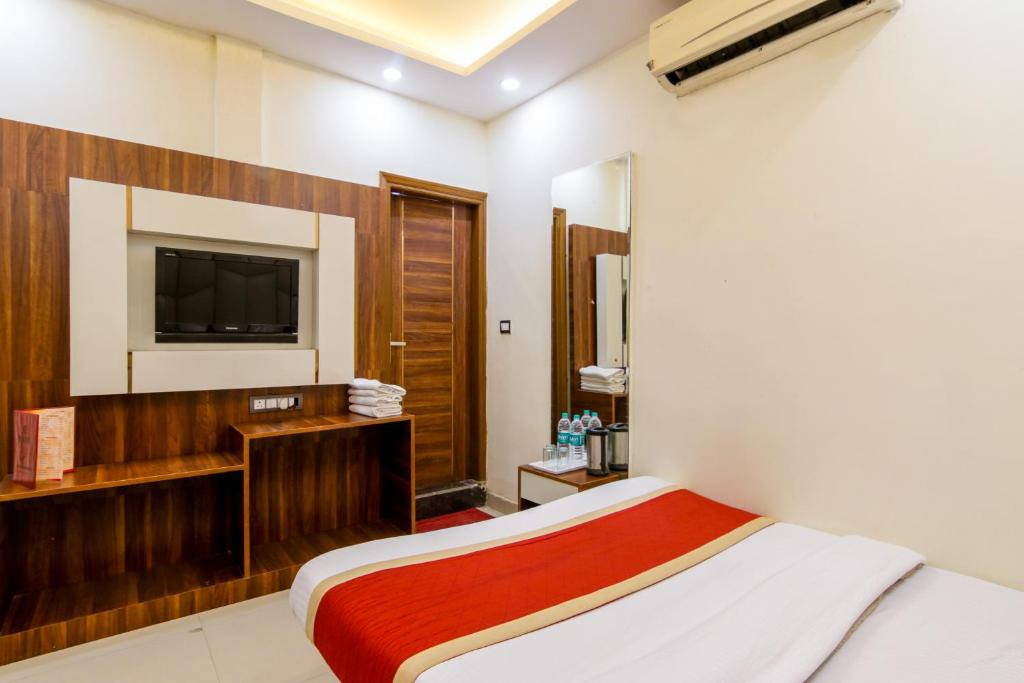 Postel nebo postele na pokoji v ubytování Star Palace by The Vivan Stay New Delhi Railway Station