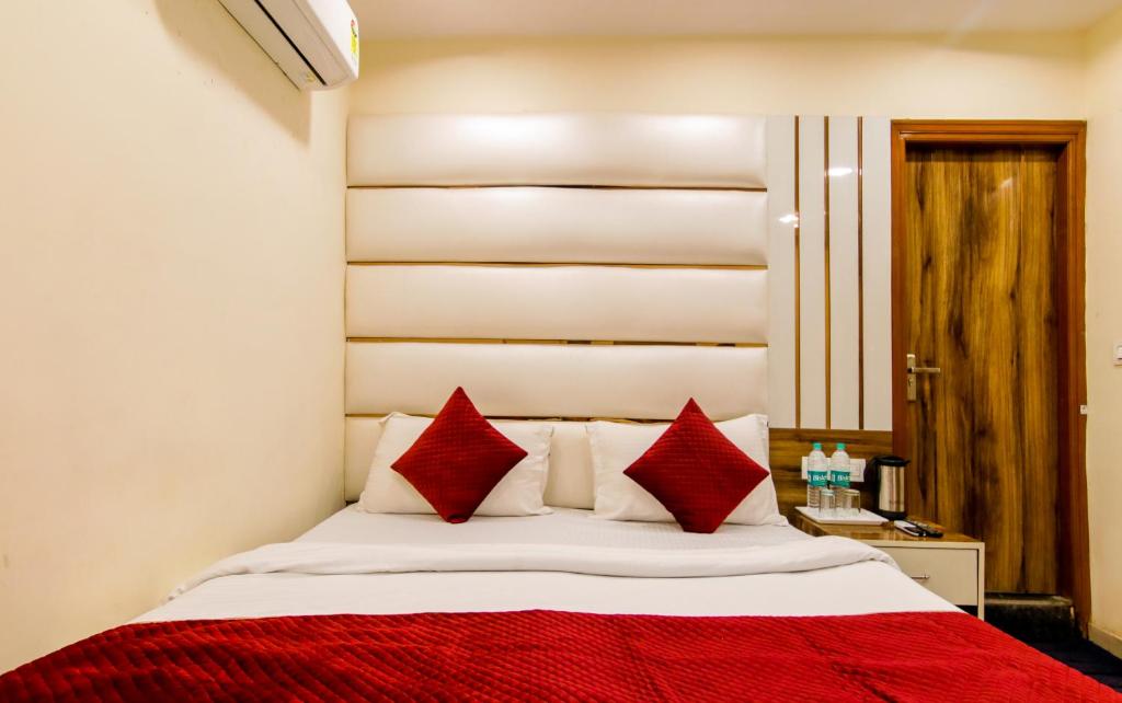 Postel nebo postele na pokoji v ubytování Star Palace by The Vivan Stay New Delhi Railway Station