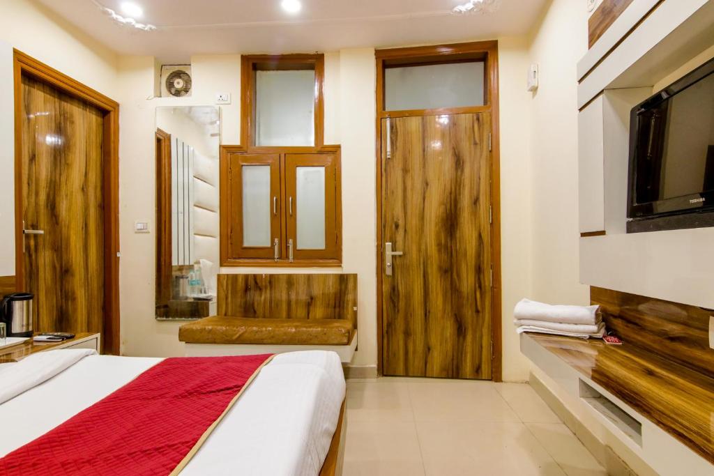 Postel nebo postele na pokoji v ubytování Star Palace by The Vivan Stay New Delhi Railway Station