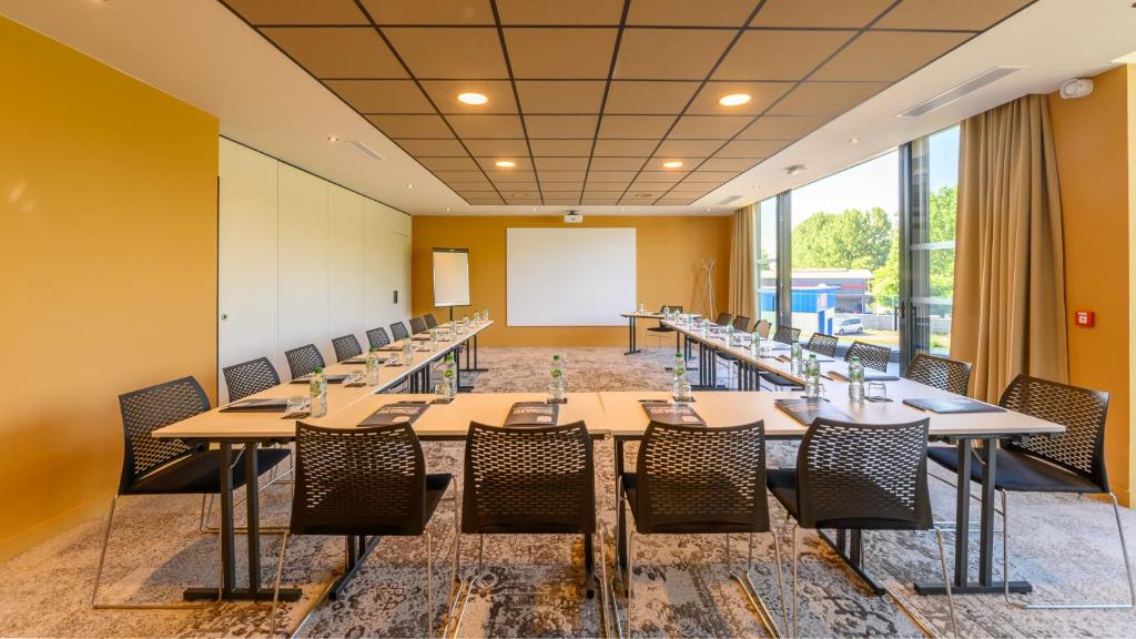 Posezení v ubytování Kyriad Prestige Compiègne