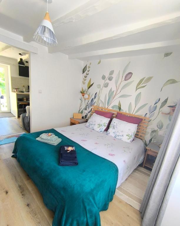Posteľ alebo postele v izbe v ubytovaní Le Tigîte B&B, Suite autonome avec entrée indépendante, petit-déj et linge fourni, pour 1 à 4p -Queen size et canapé lit double-