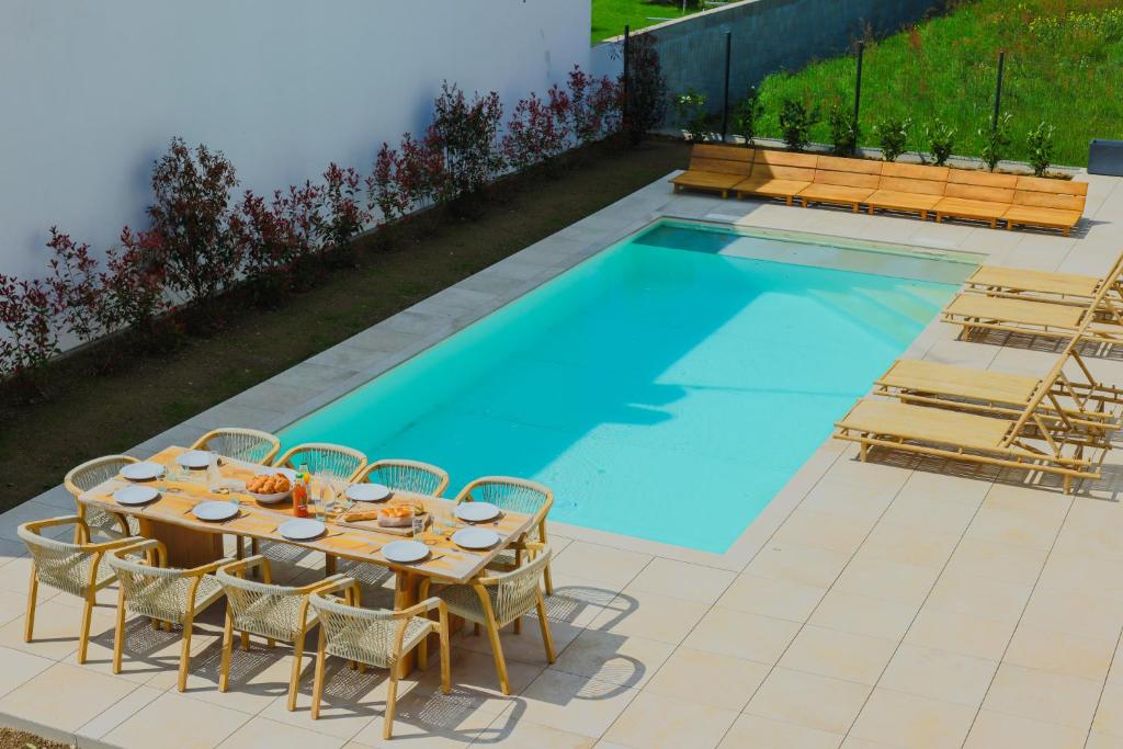 Bazén v ubytování Superbe villa climatisée 4 chambres, 4 salles de bain avec piscine chauffée proche mer nebo v jeho okolí
