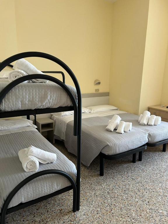 Postel nebo postele na pokoji v ubytování Hotel Ines