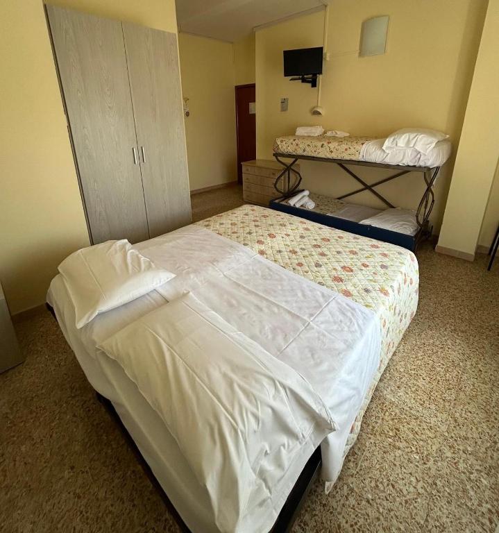 Postel nebo postele na pokoji v ubytování Hotel Ines