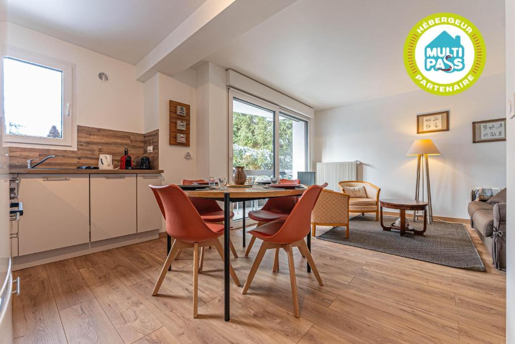 une cuisine et une salle à manger avec une table et des chaises dans l'établissement Appartement Nael - LES GETS, en plein centre et au pied des pistes, aux Gets