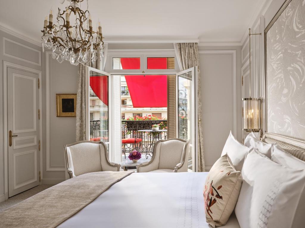 Deluxe Room, avenue Montaigne view at Hôtel Plaza Athénée