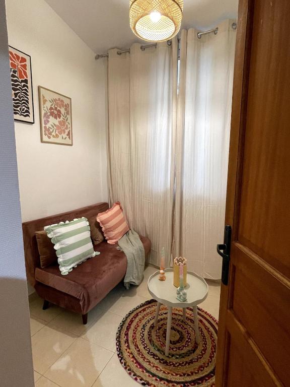 un salon avec un canapé et une table dans l'établissement Cocon Paisible a Ivry, à Ivry-sur-Seine