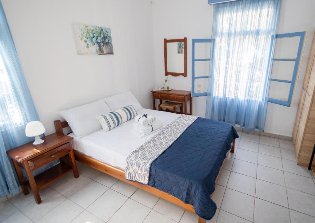 Una cama o camas en una habitación de Faros - Drosostalides, Milina