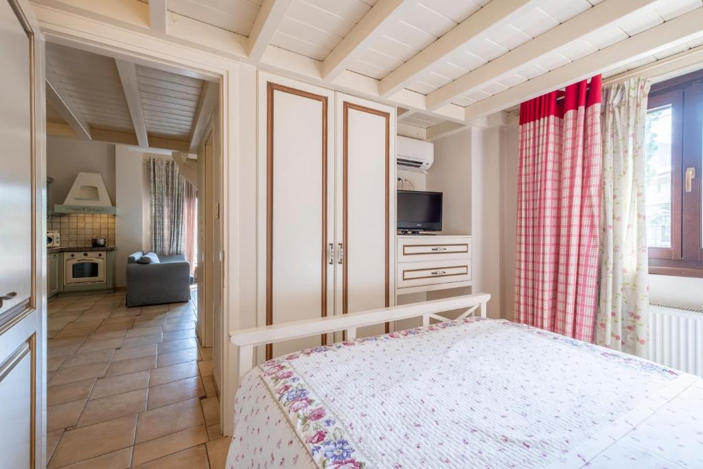 Postel nebo postele na pokoji v ubytování Giogarakis Suites