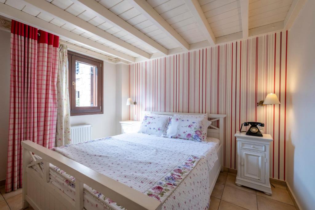 Postel nebo postele na pokoji v ubytování Giogarakis Suites
