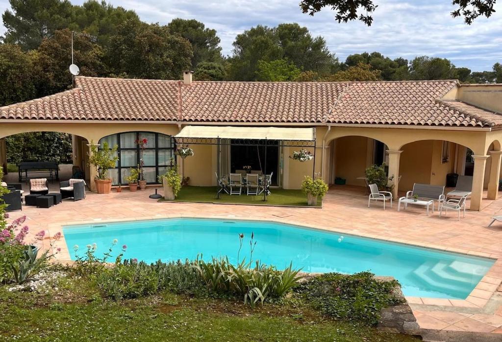 une maison avec une piscine dans la cour dans l'établissement VILLA proche centre ville , avec PISCINE, à Nîmes