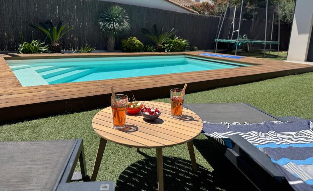 Photo de la galerie de l'établissement Villa 10 personnes de 160 M2 avec piscine au bord du lac de Villeneuve La Raho et à 15 minutes des plages, à Villeneuve-de-la-Raho