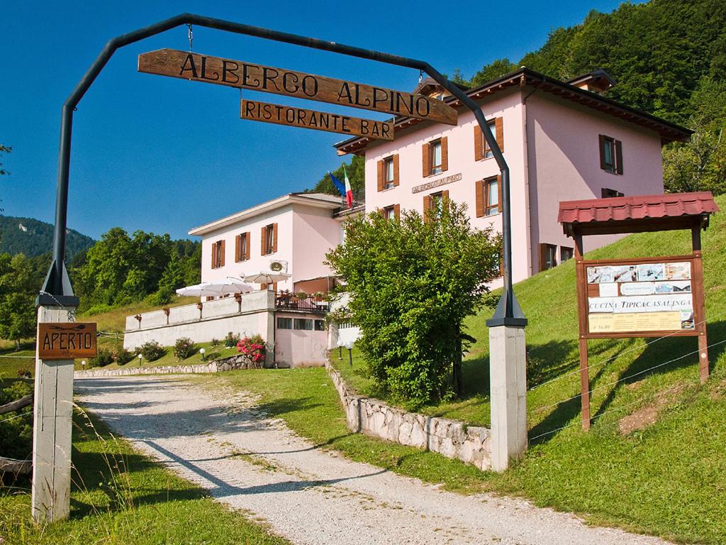 una señal para una posada alpina de alperos con una casa en Albergo Alpino da Tullio, en Avio