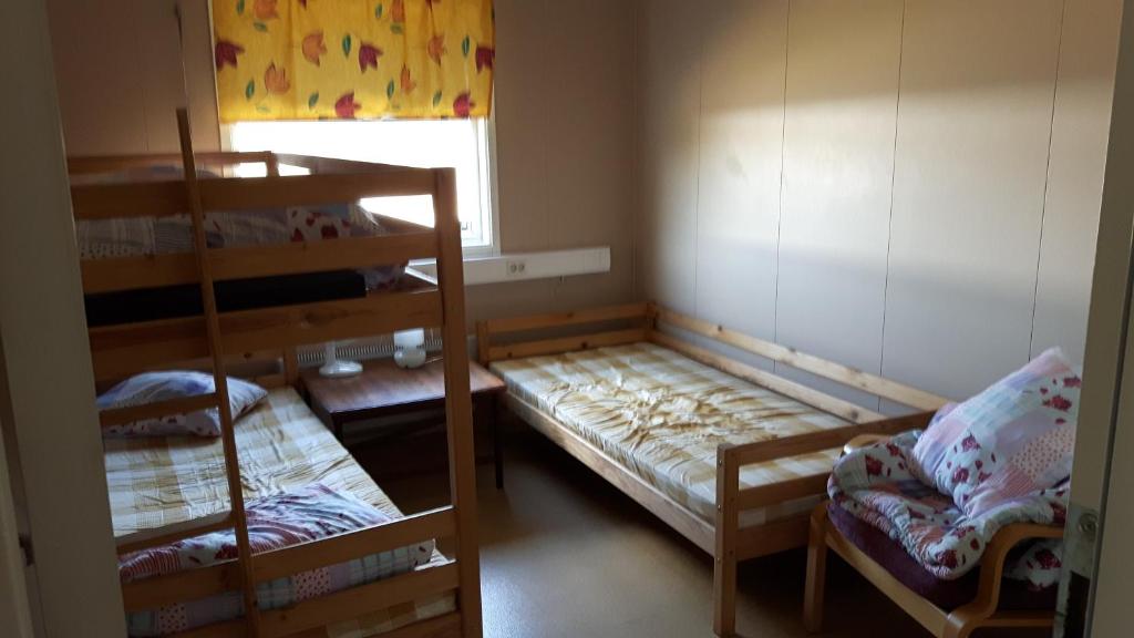 een kamer met 2 stapelbedden en een raam bij Täljebo Vandrarhem, Sundsbrovägen 1, Söderhamn in Söderhamn