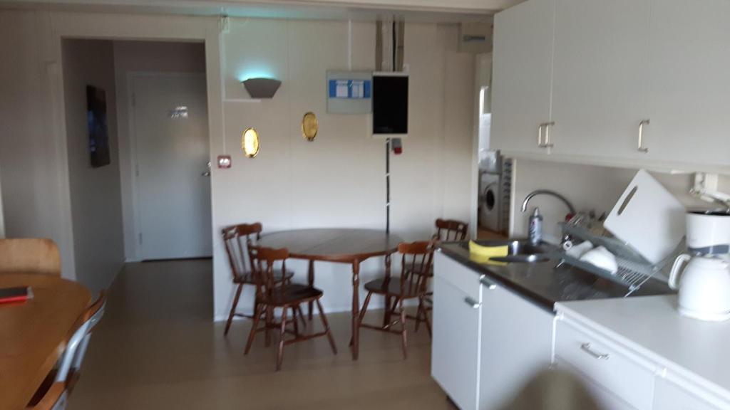 Kuchyň nebo kuchyňský kout v ubytování Täljebo Vandrarhem, Sundsbrovägen 1, Söderhamn