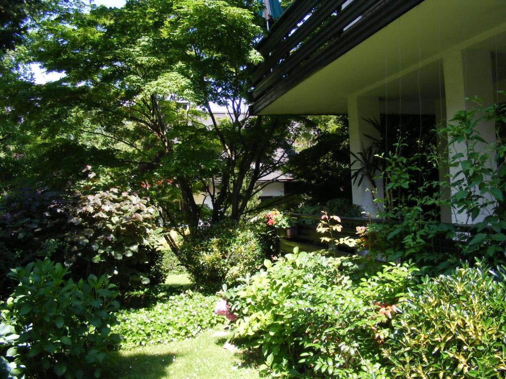 Um jardim no exterior de Guesthouse Marko