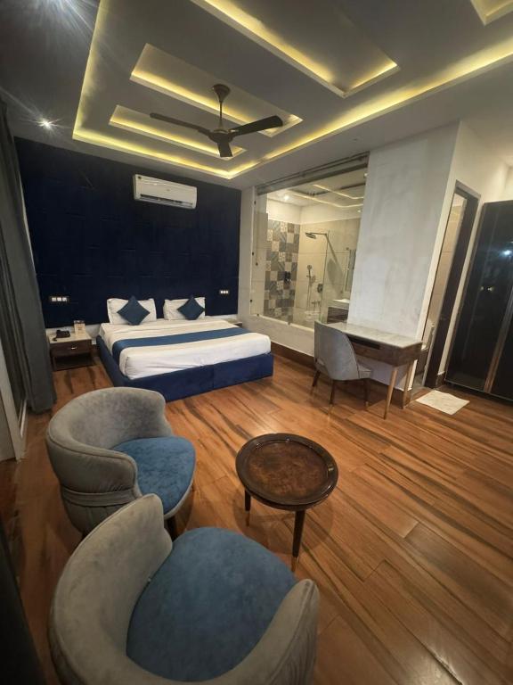 伯蒂亚拉Hotel ML Pride的一间卧室配有床、椅子和钢琴