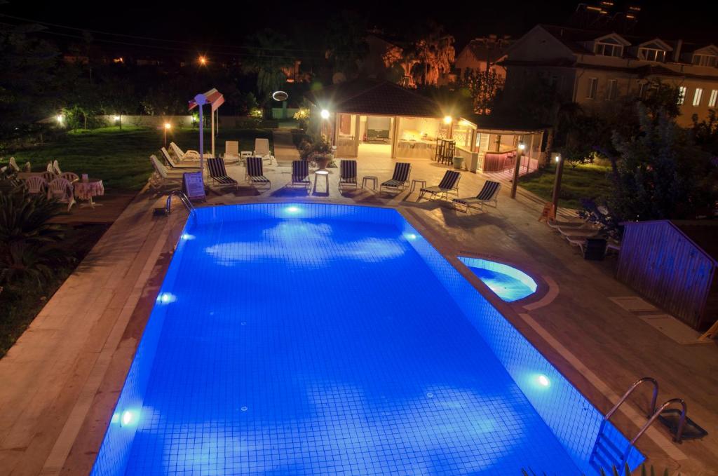 Bazén v ubytování Yaprak Hotel nebo v jeho okolí