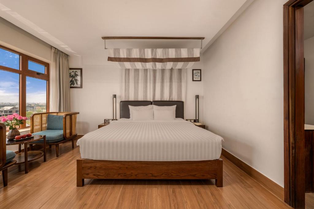 Postel nebo postele na pokoji v ubytování Hoi An Ocean Front Hotel