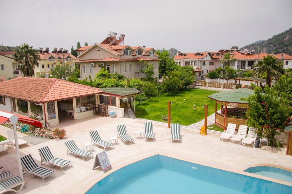 Bazén v ubytování Yaprak Hotel nebo v jeho okolí