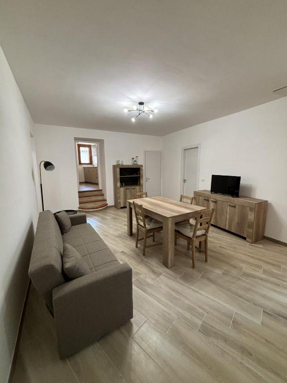 a living room with a couch and a table at Il Ricordo Ritrovato in Rivello