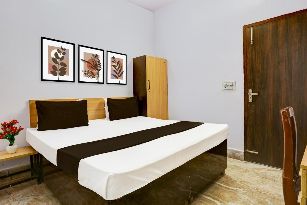 Postel nebo postele na pokoji v ubytování Hotel O HOTEL SHYAM RESIDENCY