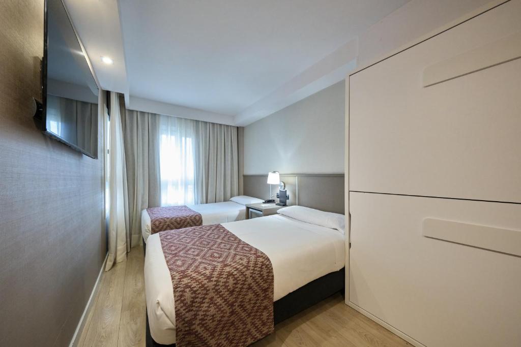 
Family Room (2 Adults + 2 Children)
