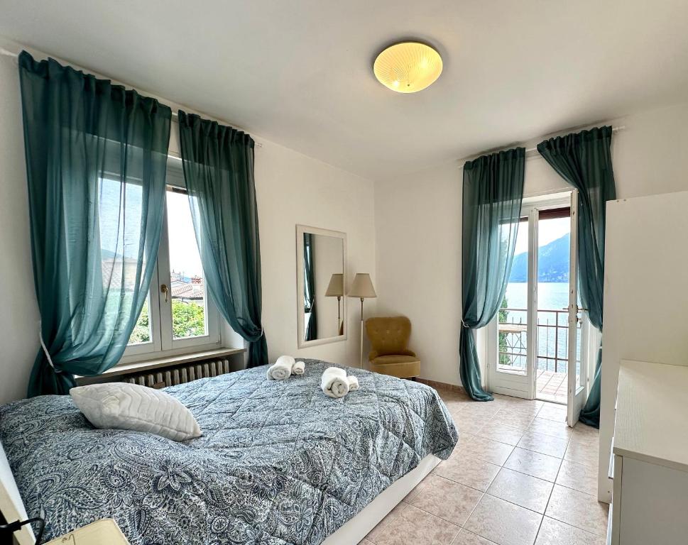 ブレンゾーネにあるApartment Di Lago Family by GardaDomaのベッドルーム1室(ベッド1台、動物2匹の詰め物付)