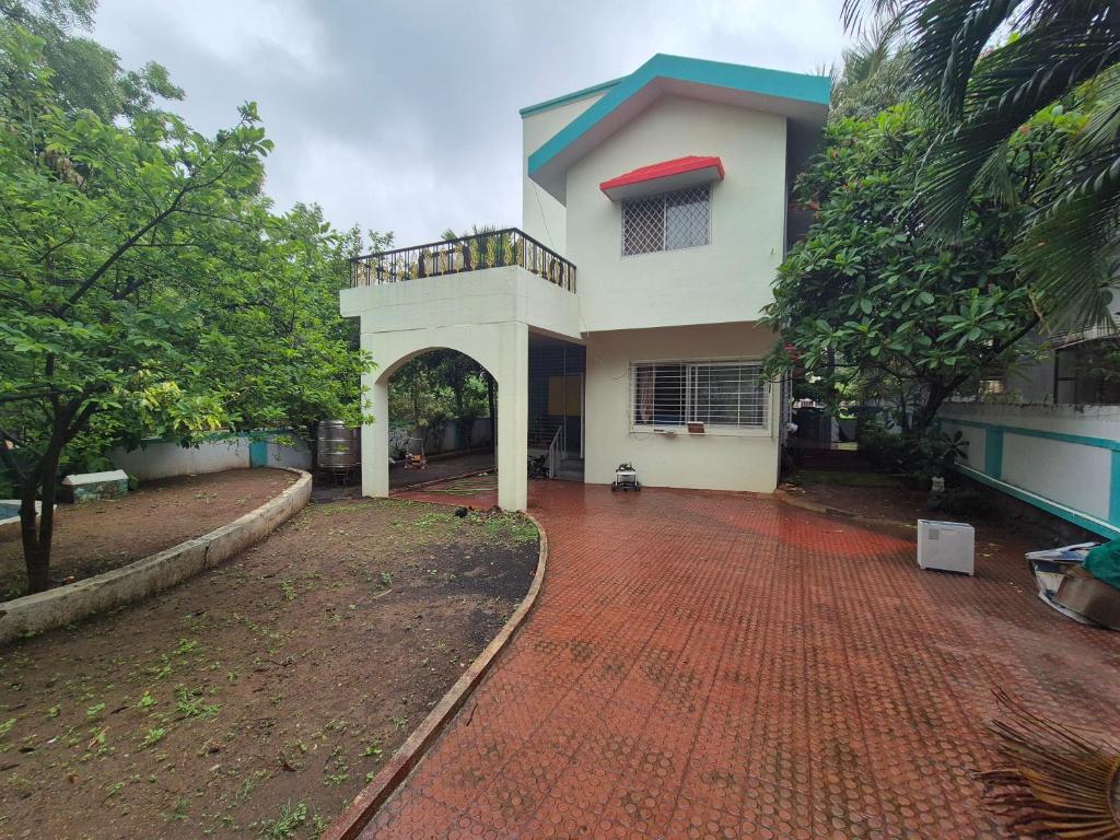 una casa con un vialetto di mattoni rossi di Charming Green Hideout a Pune