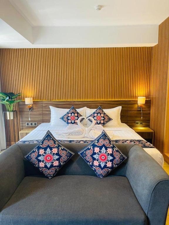 Postel nebo postele na pokoji v ubytování Golden Tulip Essential Tangerang