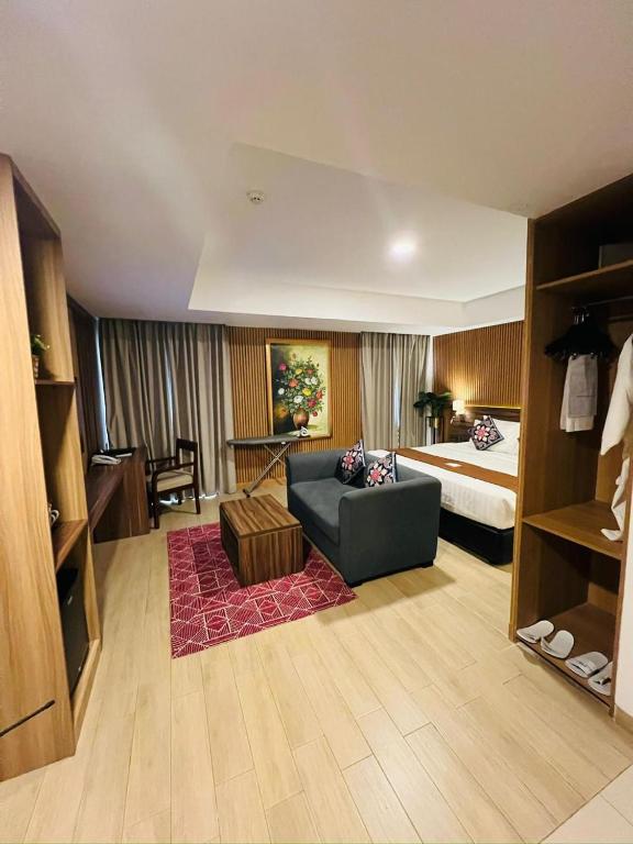 Postel nebo postele na pokoji v ubytování Golden Tulip Essential Tangerang