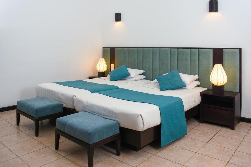 Postel nebo postele na pokoji v ubytování Joe's Resort Bentota