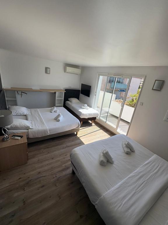 Postel nebo postele na pokoji v ubytování Hotel Sable Et Soleil - Port, Plage et Jacuzzi Privé
