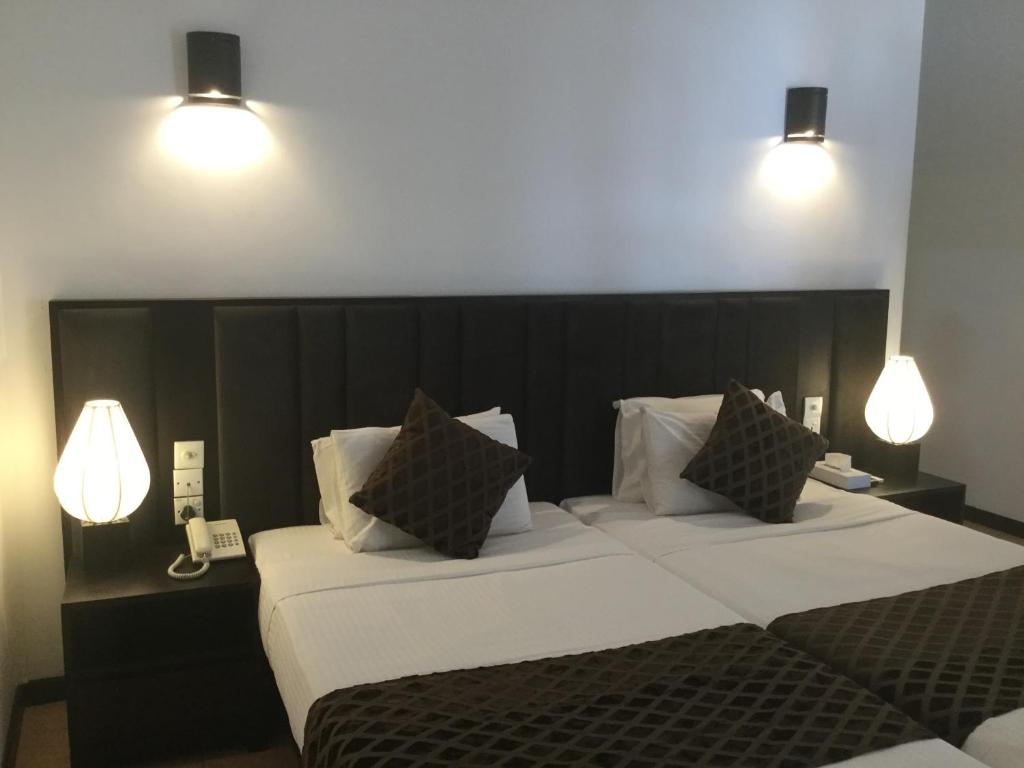 Postel nebo postele na pokoji v ubytování Joe's Resort Bentota