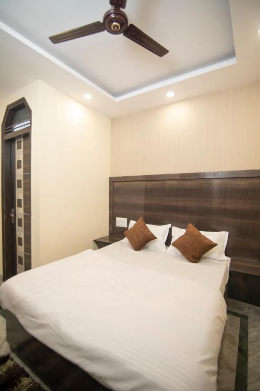 Letto o letti in una camera di Sona Nearby Park New Delhi Railway Station