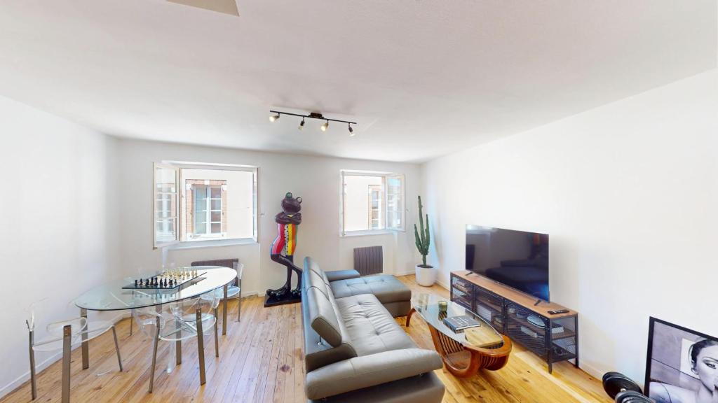 un salon avec un canapé et une table dans l'établissement Loft d exception Hyper-centre Albi UNeSCO, à Albi