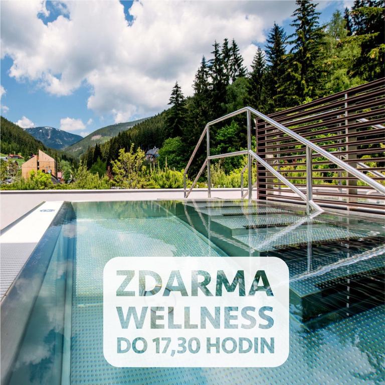 Nespecifikovaný výhled na hory nebo výhled na hory při pohledu z aparthotelu
