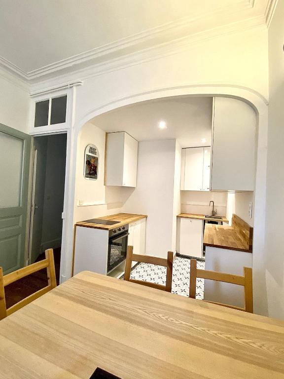 une cuisine avec une table et une salle à manger dans l'établissement Le Cocon - 2 Bedrooms, à Grenoble