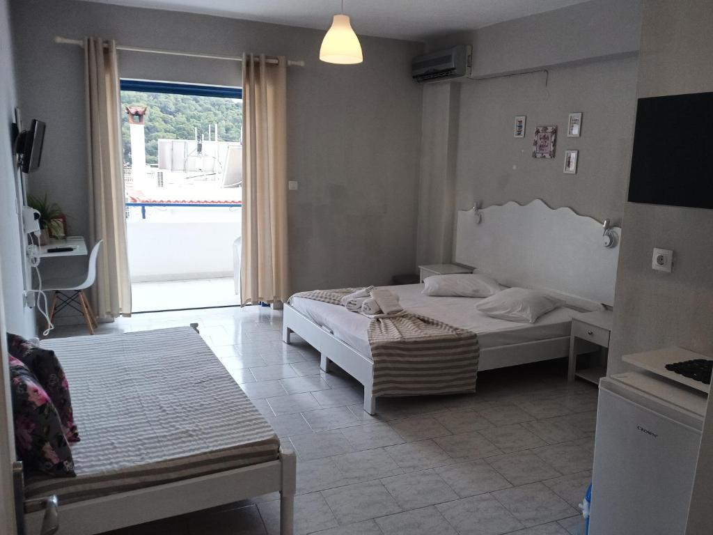 A bed or beds in a room at blue & white askeli studios