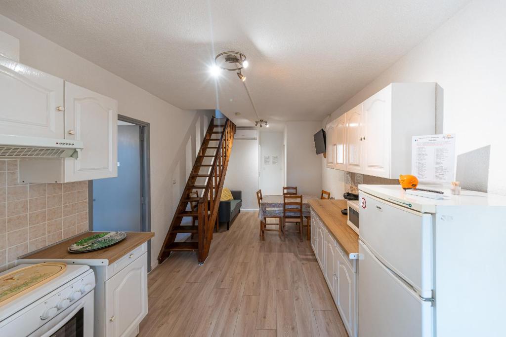Een keuken of kitchenette bij Gites Le Pressoir