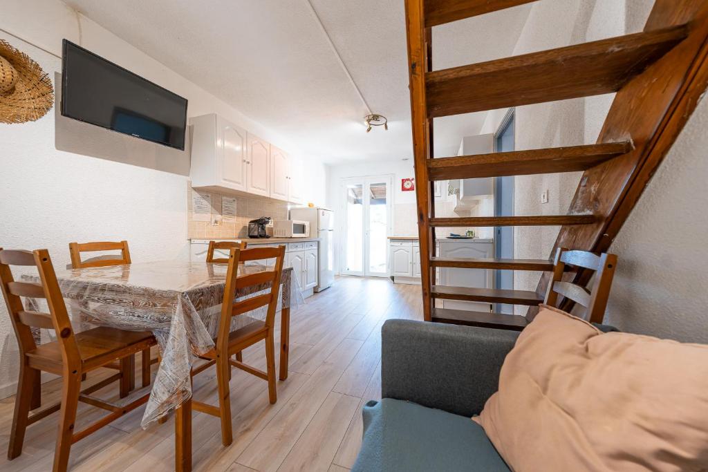 Een keuken of kitchenette bij Gites Le Pressoir