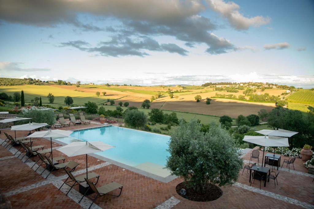 Bazén v ubytování Borgo Sant'Apollinare - Resort nebo v jeho okolí