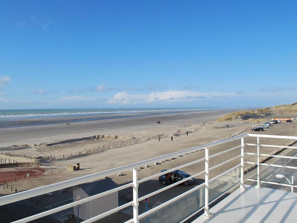 une vue sur la plage depuis le balcon d'un condo dans l'établissement Appartement moderne 2 chambres, balcon plage, animaux admis - FR-1-482-158, à Fort-Mahon-Plage