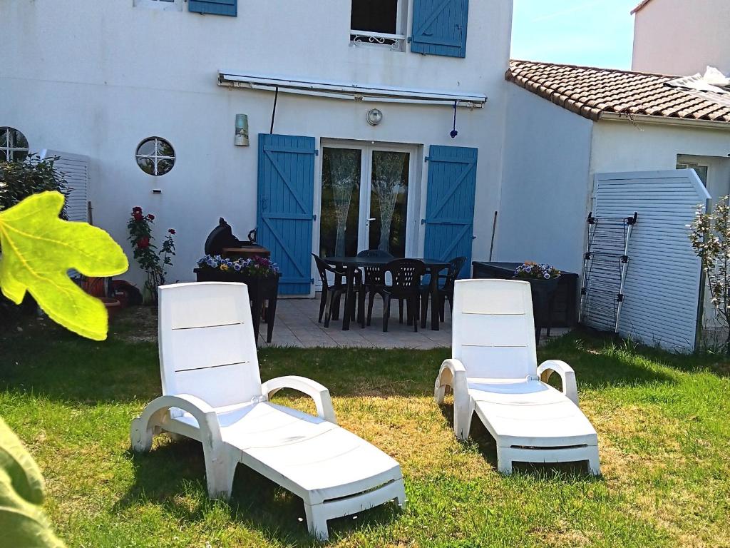 Photo de la galerie de l'établissement Maisonnette 4 pers avec piscine privée - FR-1-476-240, à La Faute-sur-Mer