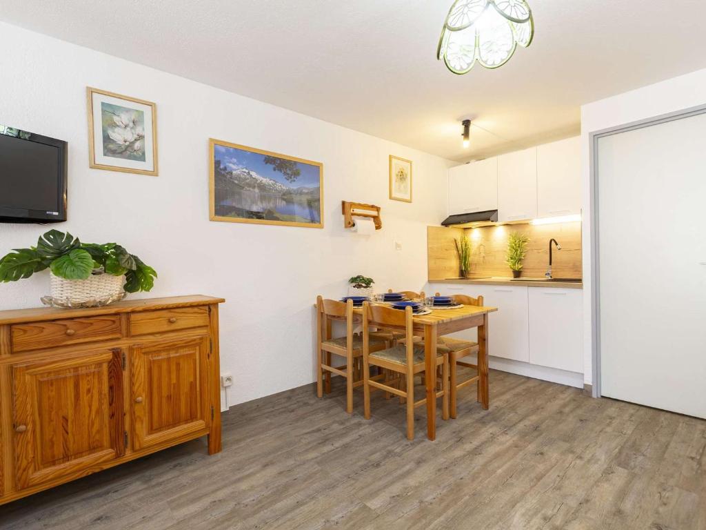 un salon avec une table et une cuisine dans l'établissement Studio confortable près téléphérique, garage privé - FR-1-296-521, à Saint-Lary-Soulan