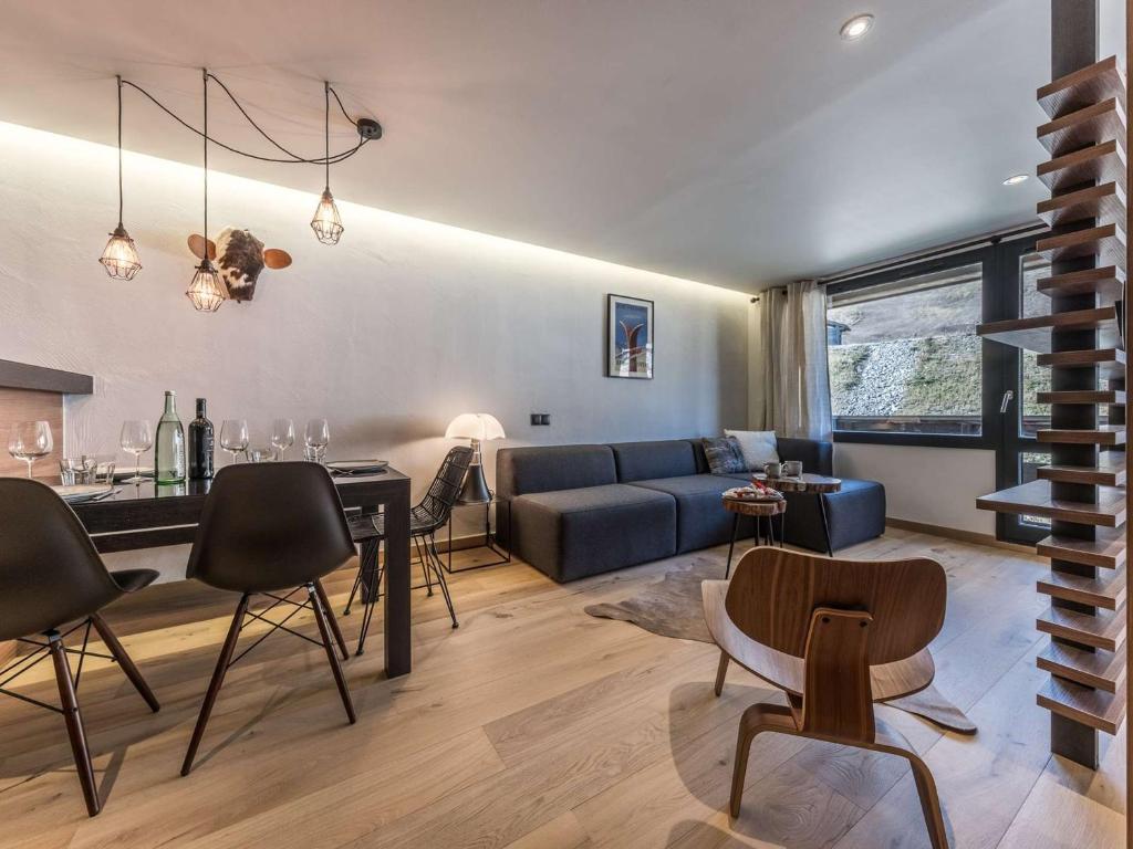 un salon avec un canapé bleu et une table dans l'établissement Courchevel 1850 - Studio skis aux pieds, 4 pers, centre - FR-1-631-230, à Courchevel