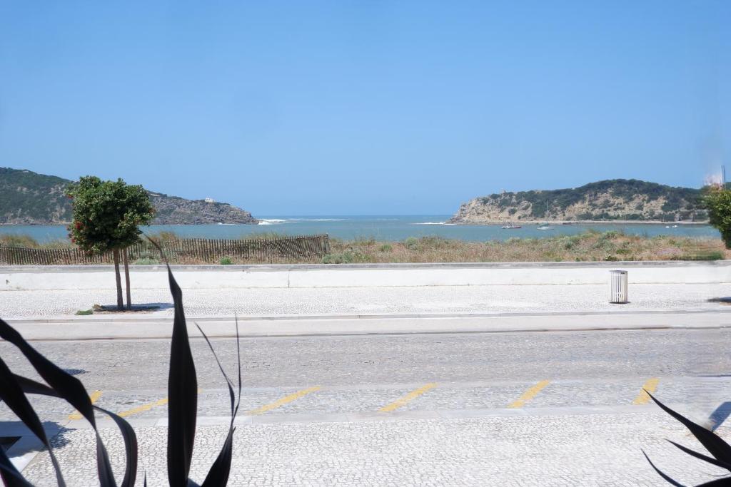 an empty parking lot with a view of the ocean at T3 Baía de São Martinho in São Martinho do Porto